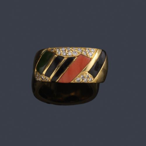  GUARDIOLA
Anillo con frente de coral, ónix y brillantes en montura de oro amarillo de 18K.