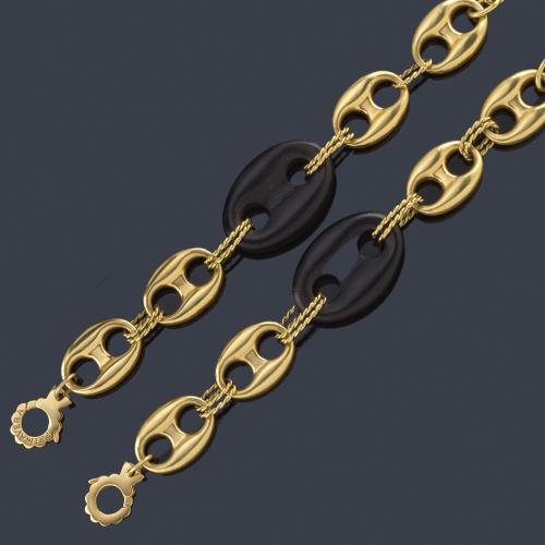  PRIMAVERA
Dos pulseras con eslabones de calabrote realizados en oro amarillo de 18K y azabache, convertible en collar.
