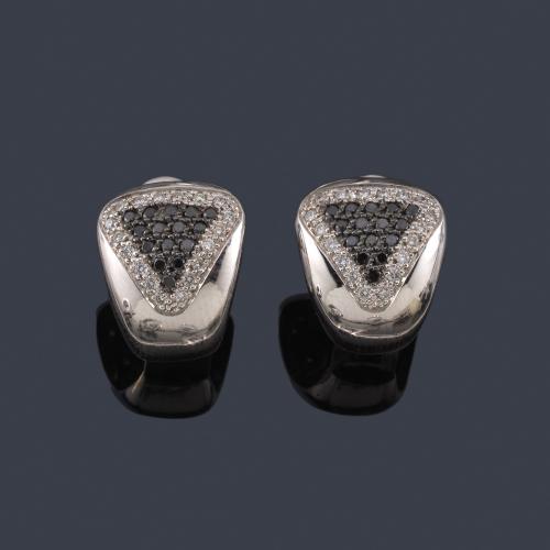  Pendientes tipo criolla con frente de brillantes incoloros y negros en montura de oro blanco de 18K.