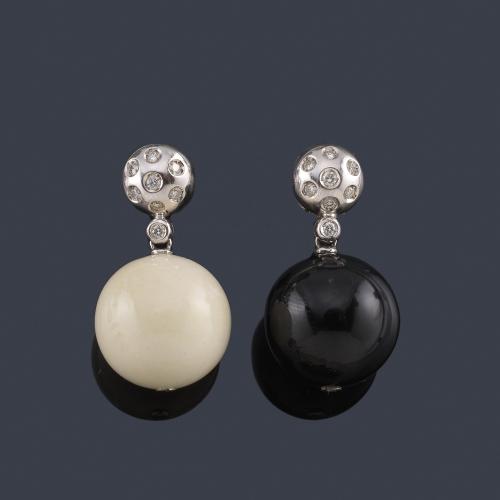  Pendientes largos con dos cuentas esféricas de ágata negra y blanca con motivo superior cuajado de brillantes.