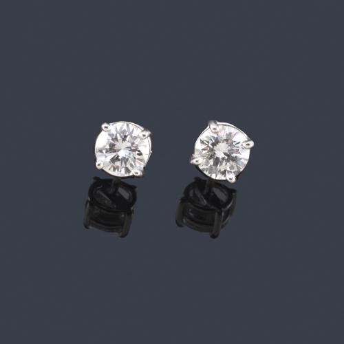  Dormilonas con pareja de brillantes de aprox. 1,37 ct en total.