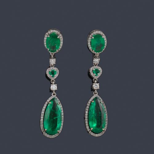 Lote 2304
Pendientes largos con esmeraldas talla perilla y oval de aprox. 10,02 ct en total y brillantes de aprox. 1,05 ct en total.