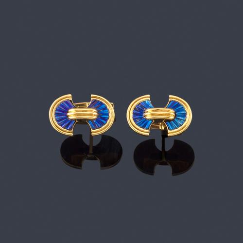  PUIG DORIA
Gemelos con diseño gallonado en forma de abanico con esmaltado azul, sobre montura de oro amarillo de 18K.