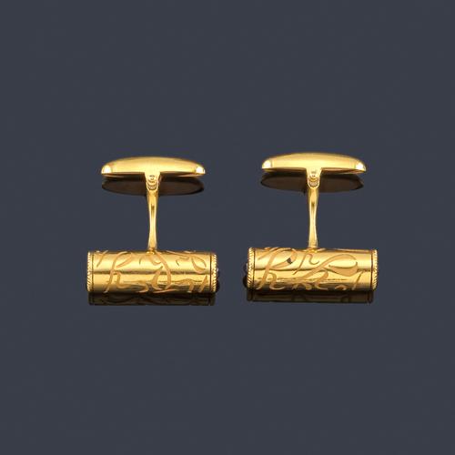  CARRERA & CARRERA
Gemelos con diseño tubular y zafiros talla cabujón en ambos extremos, en montura de oro amarillo de 18K.