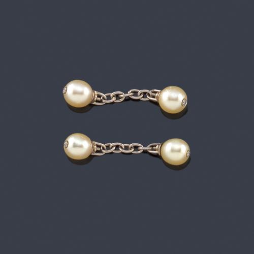  Gemelos con cuatro perlas y brillantitos unidos entre sí con eslabones en oro blanco de 18K.