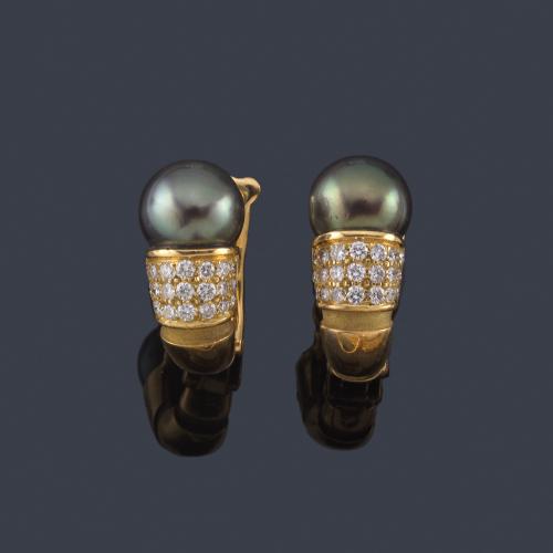  MAUBOUSSIN, París
Pendientes con diseño de criolla con perla de Tahití y motivo en pavé de brillantes, en oro amarillo de 18K.