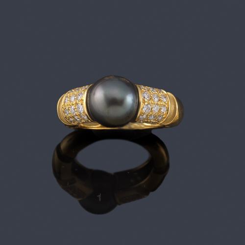  MAUBOUSSIN, París
Anillo con perla Tahití de aprox. 8,96 mm con brillantes en montura de oro amarillo de 18K.