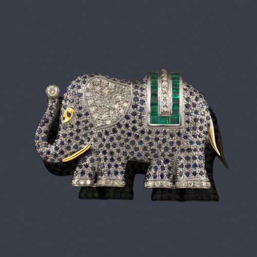  Broche en forma de elefante con cuajado de zafiros, diamantes y zafiros calibrados.