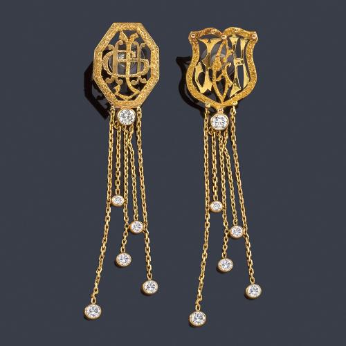  Pendientes largos con brillantes de aprox. 3,90 ct en total realizado en montura de oro amarillo de 18K.