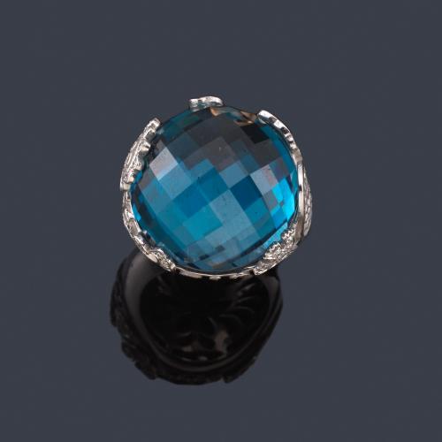  CARRERA & CARRERA
Anillo de la colección 'Aqua' con topacio azul facetado en montura de oro blanco mate y brillo de 18K con diamantes.
