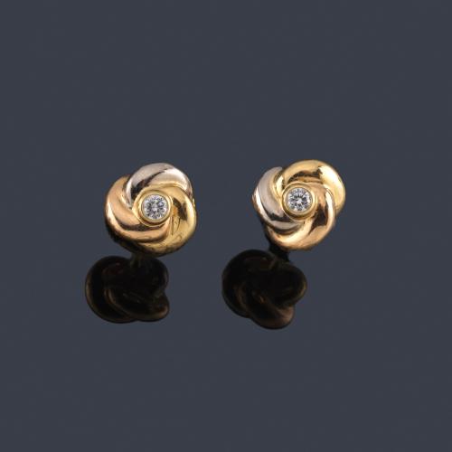 CARTIER
Pendientes de la colección 'Trinity' con brillante central en oro tricolor de 18K.