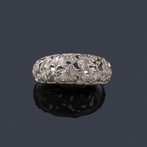  CARRERA & CARRERA
Anillo con diseño floral con brillantes en montura de oro blanco de 18K.