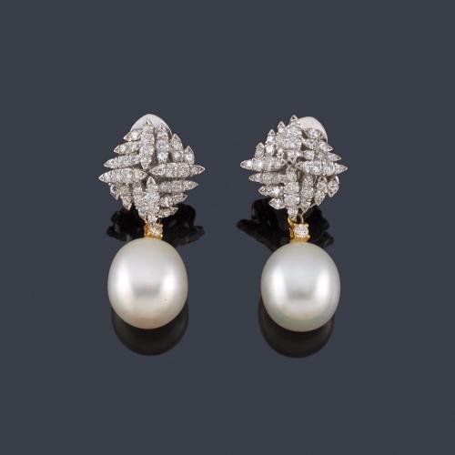  Pendientes largos con brillantes de aprox. 2,00 ct en total y pareja de perlas aperilladas de aprox. 14,19 mm y 14,00 mm respectivamente.