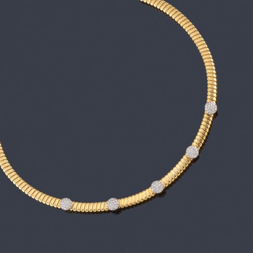  Collar retro años '40 con cinco motivos circulares en pavé de brillantes de aprox. 0,98 ct en total.