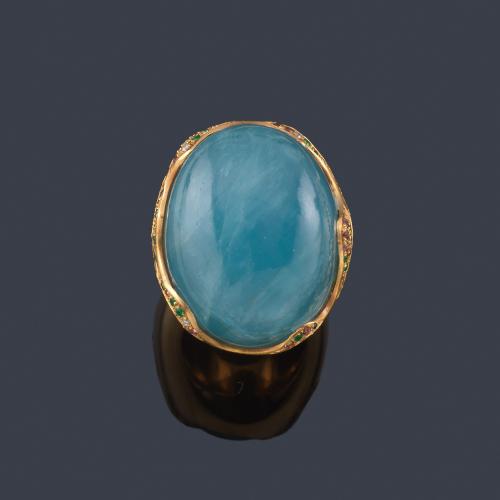  Anillo con gran aguamarina en cabujón con decoración de brillantes y esmeraldas.