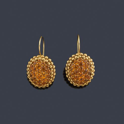  Pendientes largos con cuajado central de citrinos en montura de oro amarillo de 18K.