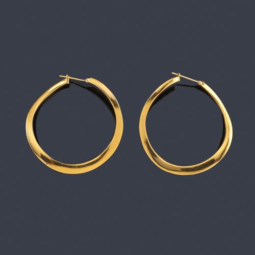  Criollas con diseño ondulado en montura de oro amarillo de 18K.