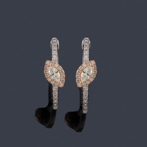  Criollas con diamantes talla brillante y marquís de aprox. 0,98 ct en total, realizado en montura de oro blanco y rosa de 18K.