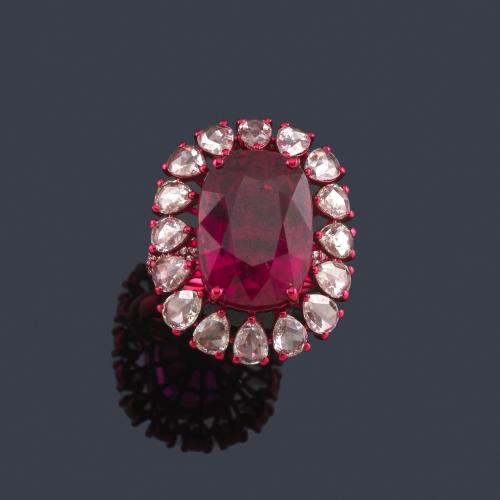  Anillo con turmalina 'rubelita' talla oval de aprox. 11,80 ct con orla de diamantes facetados de aprox. 2,66 ct en total.