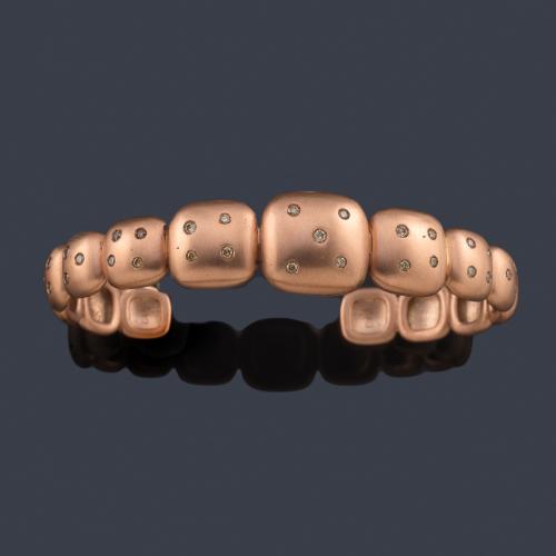  Pulsera rígida con motivos geométricos en disminución con brillantes de aprox. 0,40 ct en total.