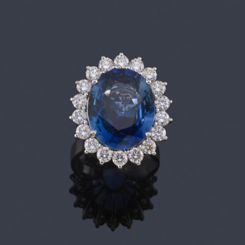 Lote 2356
Anillo con zafiro talla oval de aprox. 11,28 ct con orla de brillantes de aprox. 2,00 ct en total. Certificado GIA.