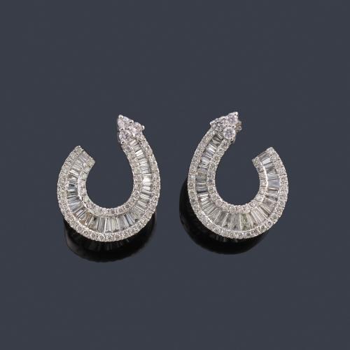 Lote 2358
Pendientes cortos con diamantes talla brillante y baguette de aprox. 1,84 ct en total.
