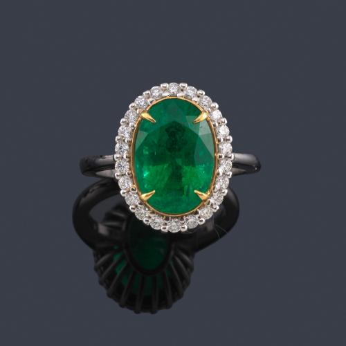  Anillo con esmeralda talla oval de aprox. 4,58 ct con orla de brillantes de aprox. 0,40 ct en total. Certificado Carat Gem Lab.