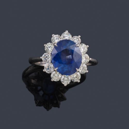 Anillo con zafiro talla oval de aprox. 4,36 ct con orla de brillantes de aprox. 1,31 ct en total. Certificado Bellerophon Gemlab.