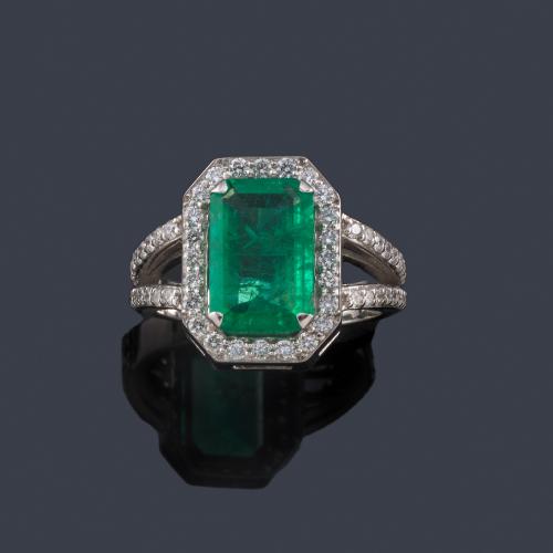  Anillo con esmeralda central de aprox. 2,57 ct con orla de brillantes. Dictamen Gemológico IGE.