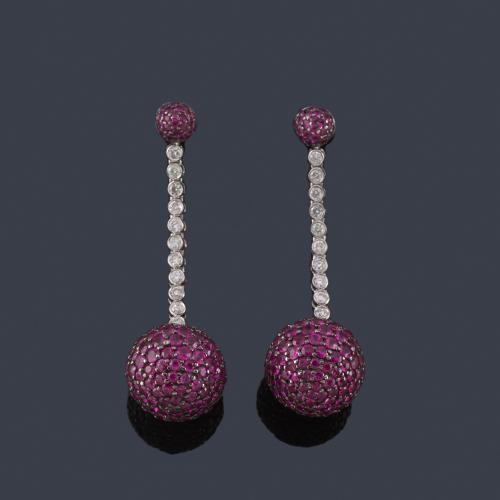  Pendientes largos con rubíes de aprox. 9,61 ct en total y brillantes de aprox. 0,60 ct en montura de oro blanco de 18K.