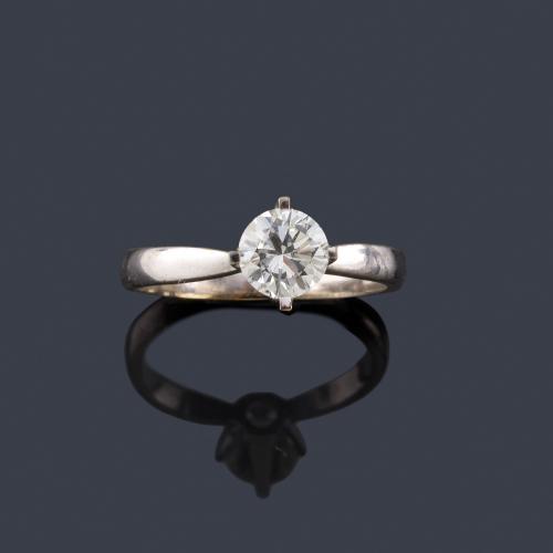 Solitario con brillante de aprox. 0,75 ct en montura de oro blanco de 18K.