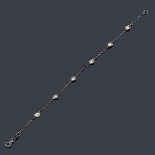  Pulsera con brillantes de aprox. 0,84 ct en chatón en montura de oro blanco de 18K rodinada en color negro.