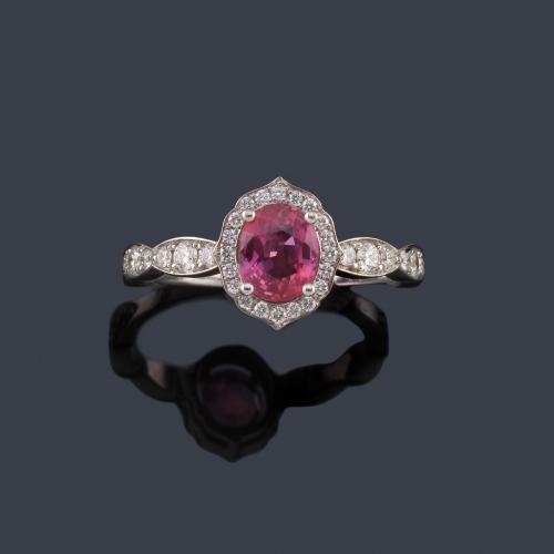 Lote 2374
Anillo con zafiro rosa talla oval de aprox. 1,00 ct con orla de brillantes de aprox. 0,40 ct en total.