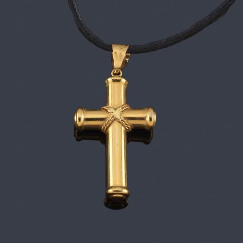  Cruz en oro amarillo de 18K con cordón negro.