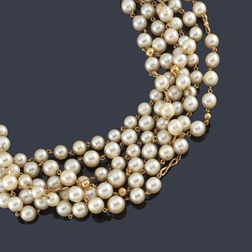  Collar con seis hilos de perlas cultivadas de aprox. 7,80 mm con cierre con doble motivo circular en oro amarillo de 18K.