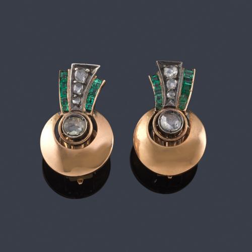  Pendientes chevalier con diamantes talla antigua y esmeraldas calibradas en montura de oro rosa de 18K.