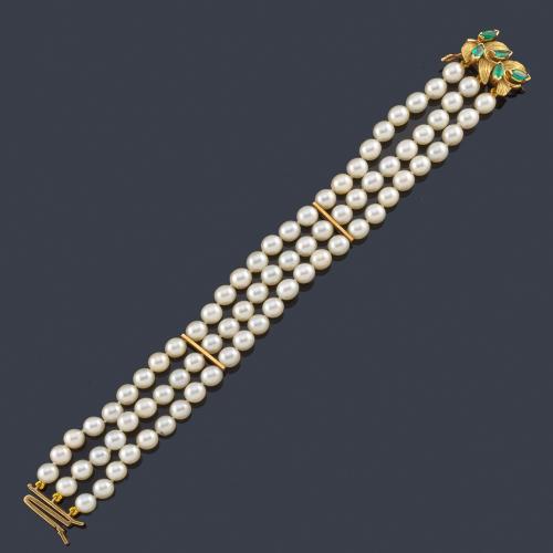  Pulsera con tres hilos de perlas con broche floral en oro amarillo de 18K y esmeraldas talla marquís.