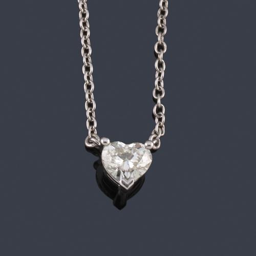  Colgante con diamante talla corazón de aprox. 0,71 ct engastado en garra.