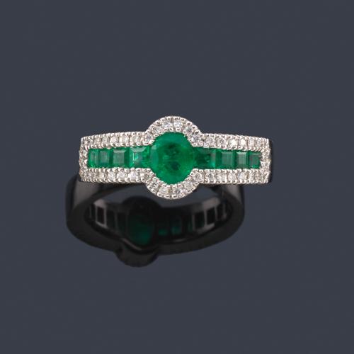  Anillo con esmeralda talla oval de aprox. 0,45 ct con esmeraldas calibradas en ambos lados.