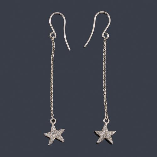 Pendientes largos con motivo de estrella cuajado de brillantes en montura de oro blanco de 18K.