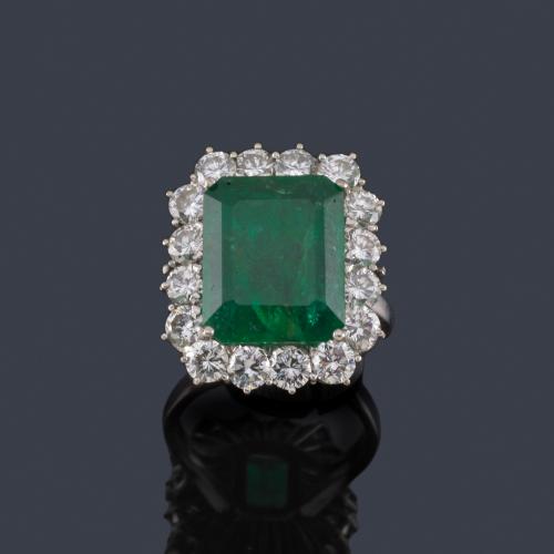  Anillo con esmeralda central de aprox. 10,00 ct con orla de brillantes de aprox. 2,00 ct en total.