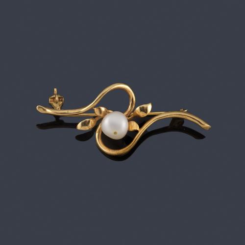 Broche con motivo de ramita y perla central en oro amarillo de 18K.