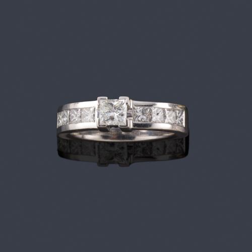 Lote 2409
Anillo con diamantes talla princesa de aprox. 1,15 ct en total.