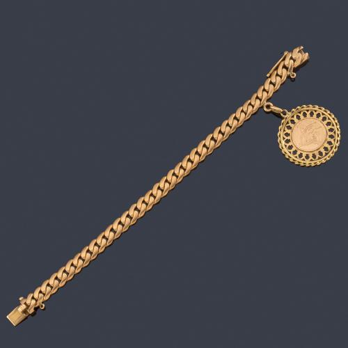  Pulsera con eslabones barbados y colgante en montura de oro amarillo de 18K.