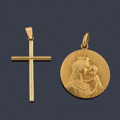  Cruz y medalla devocional en oro amarillo de 18K.