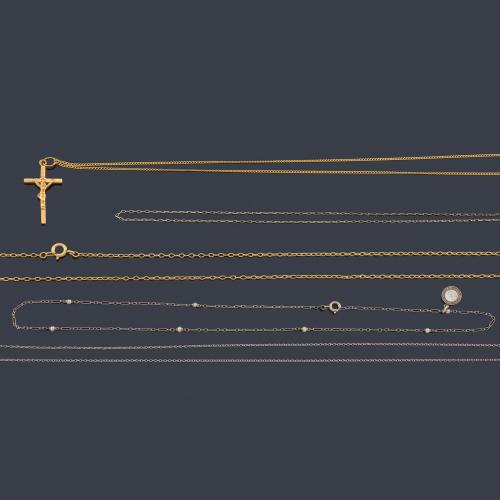  Lote con cinco cadenas (una de ellas rota) en oro blanco y amarillo de 18K con una cruz y una medalla de bautismo.