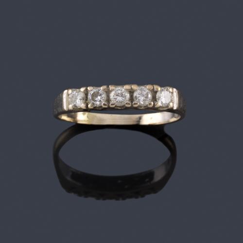  Media alianza de brillantes en montura de oro blanco de 14K.