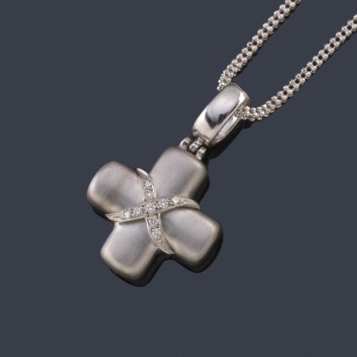  Cruz con doble banda de brillantes en oro blanco mate y brillo de 18K.