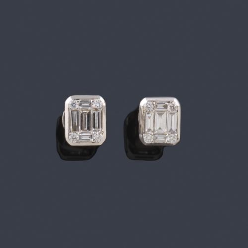  Pendientes cortos con diamantes talla brillante y baguette de aprox. 0,35 ct en total.