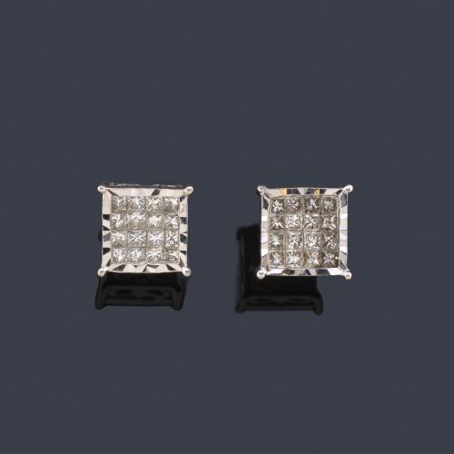  Pendientes cortos con pavé de diamantes talla princesa de aprox. 0,65 ct en total.
